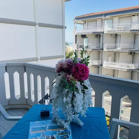 Comfy Seafront Apartment-beahost ביביונה